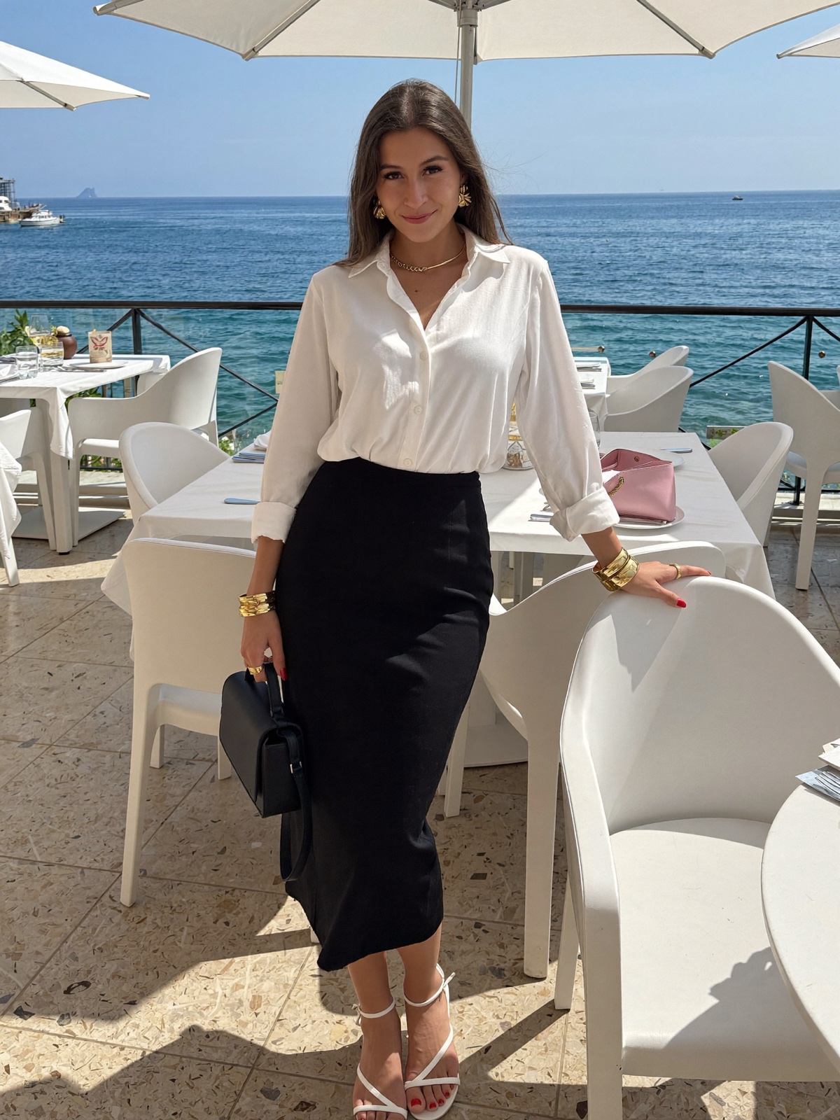 Céline Dite en chemise blanche face à la mer